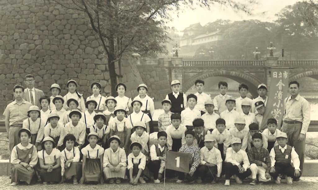修学旅行で皇居に最後列中央、右端は沼田誉一先生