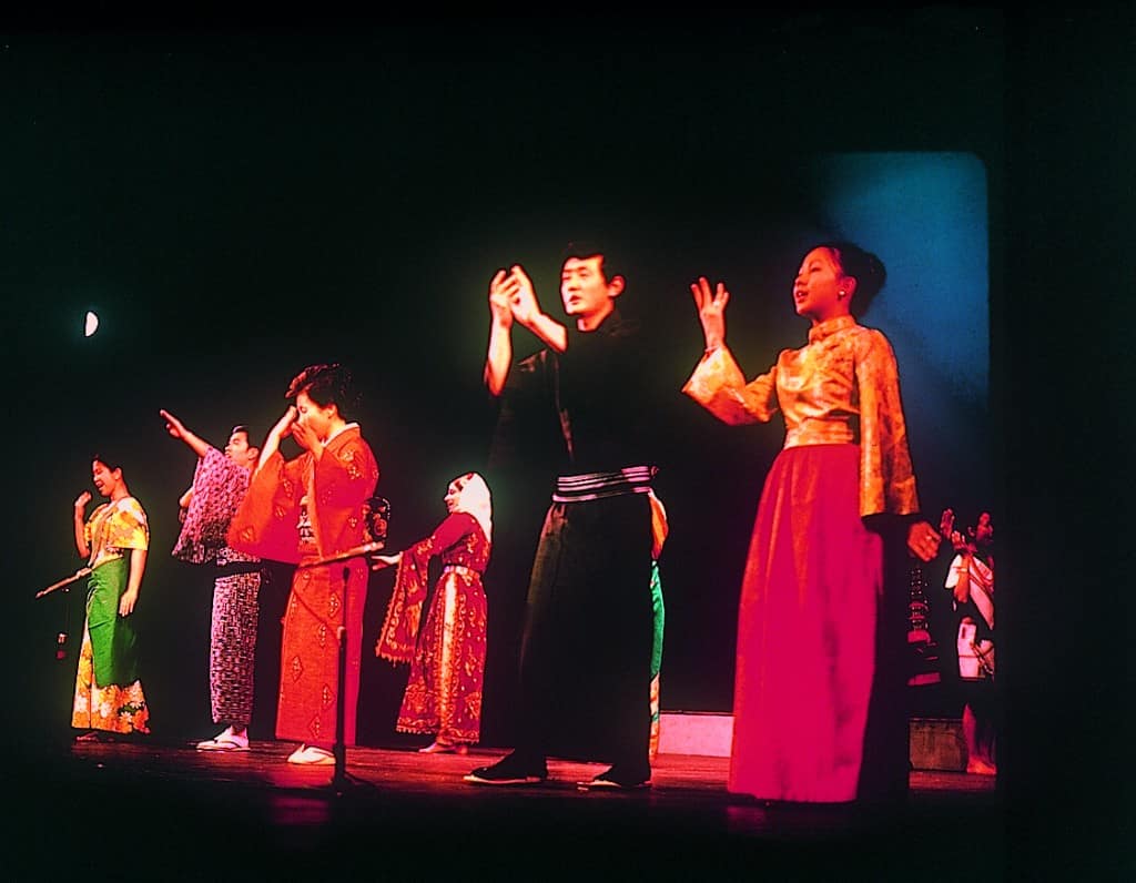 アジアの歌声「Song of Asia」の舞台にて