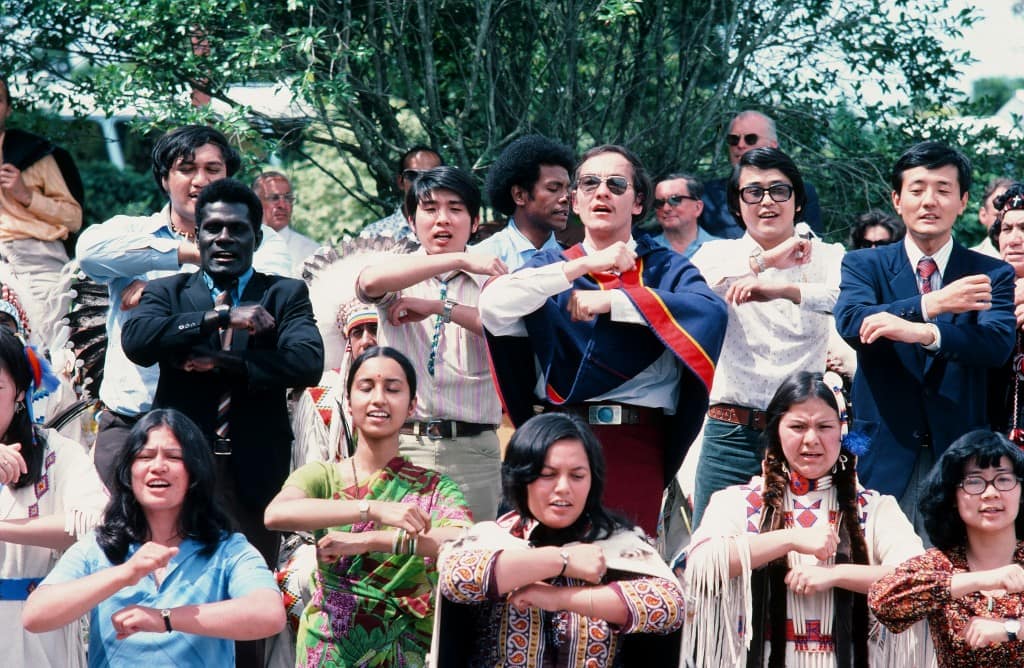 1977年 ニュージーランドの先住民マオリ族の女王の前で マオリ族の踊りを披露する「Song of Asia」