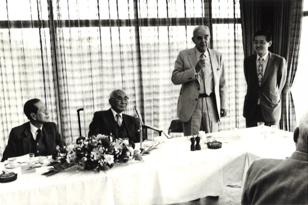 1984年 オランダのフィリップス電器のフィリップス会長の通訳する。その左は土光敏夫経団連会長、ソン・サン カンボジア民主連合政府首相