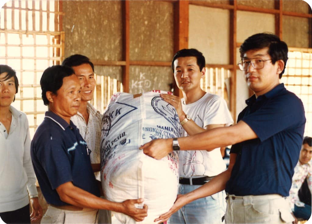 1984年 ラオス難民に援助物資を届ける