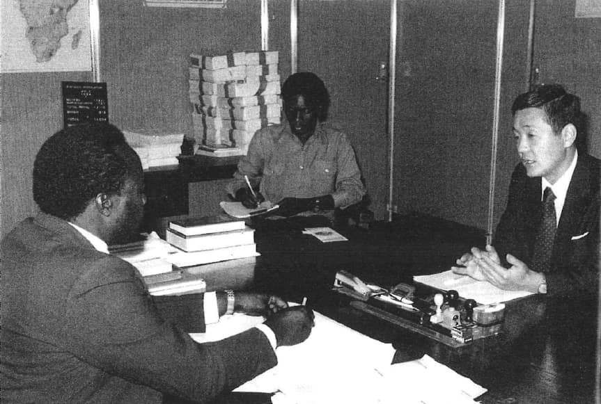 1984年 ザンビア内務省シムンバ難民局長に支援を要請
