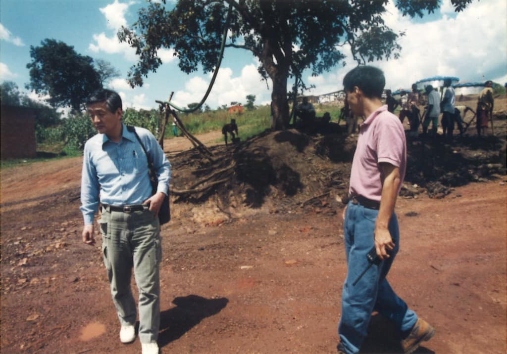1995年 タンザニアで難民を助ける会のルワンダ難民支援の井戸掘プロジェクト視察