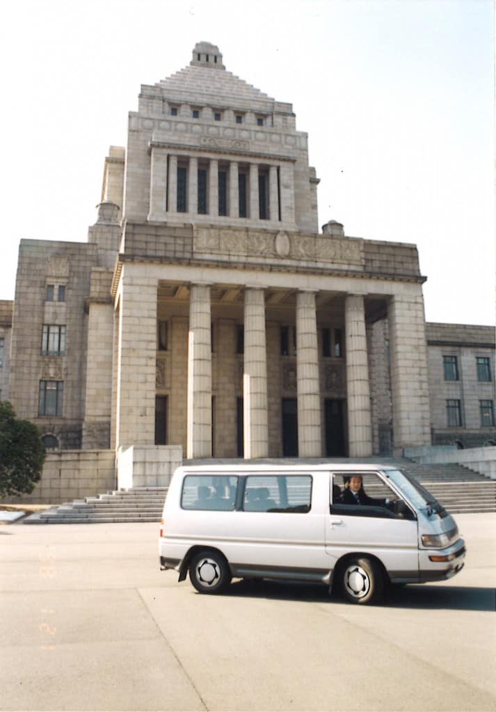 国会議事堂前を走るワゴン車