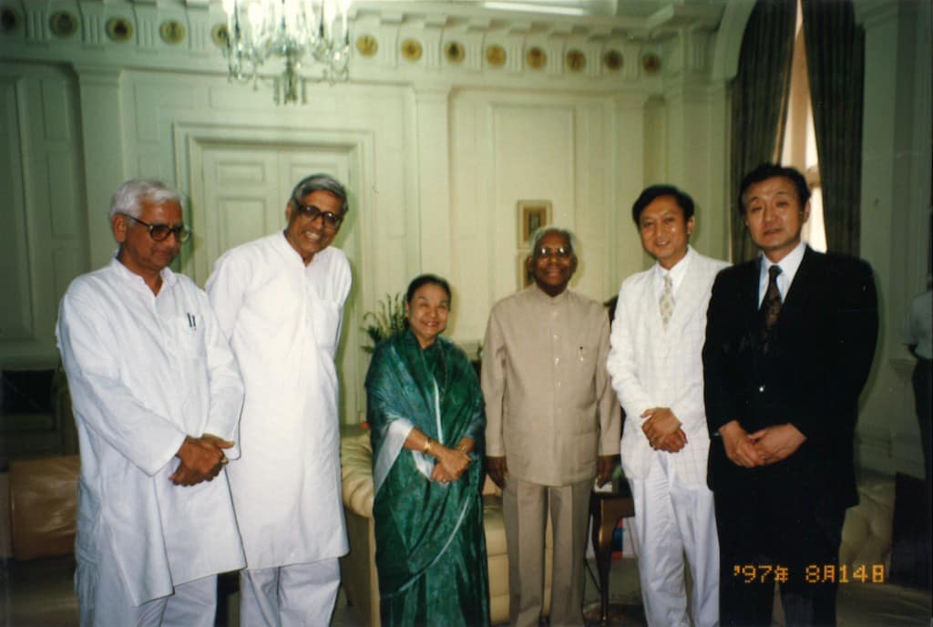 1997年 インド・ナラヤン大統領夫妻（中央）と（右から）藤田、鳩山由紀夫、ラジモハン・ガンジー元上院議員（マハトマ・ガンジーの孫）（インド・デリー）