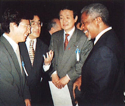1997年 森進一さん（左）、国連アナン事務総長（右）と