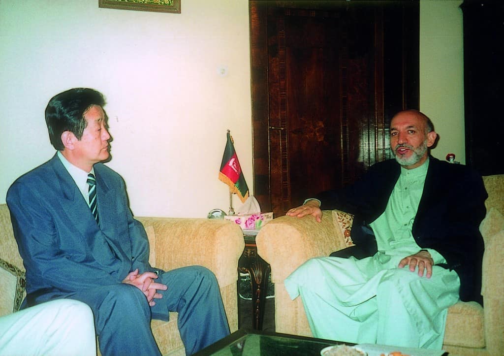 2002年 アフガニスタンのカルザイ大統領と