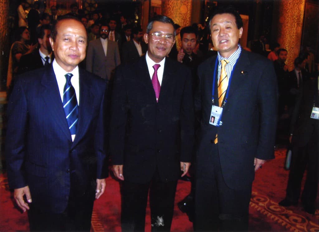 2004年 北京の第３回アジア政党国際会議でカンボジアのラナリット殿下（左）、フン・セン首相（右）
