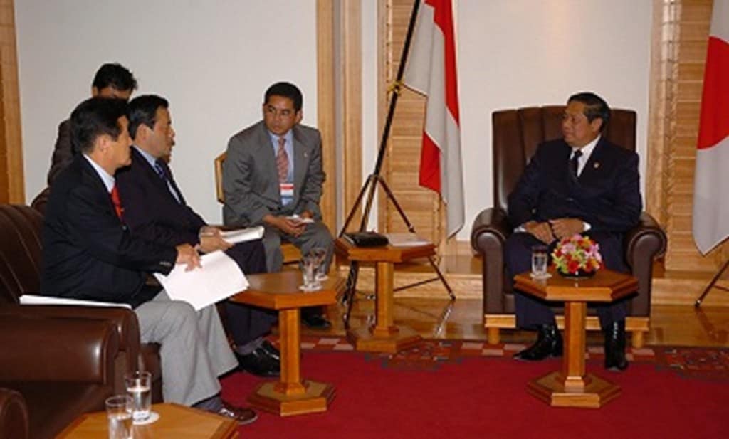 2005年 インドネシアのユドヨノ大統領とスマトラ沖津波支援を協議。私の右が岡田克也代表