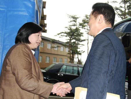 2009年 参議院拉致問題特別委員長として拉致被害者曽我ひとみさんを激励に（佐渡島）