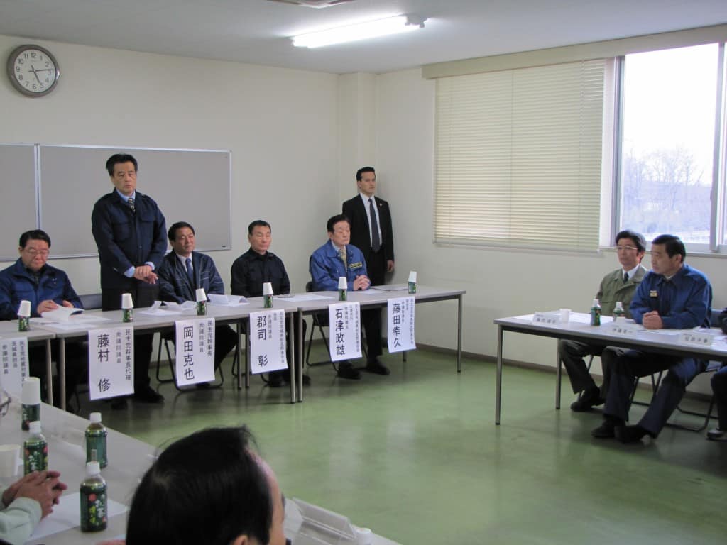 民主党の岡田克也幹事長を初めとする民主党の調査団が茨城県の大震災の被害状況の視察と関係者の要望聞き取りのために来県