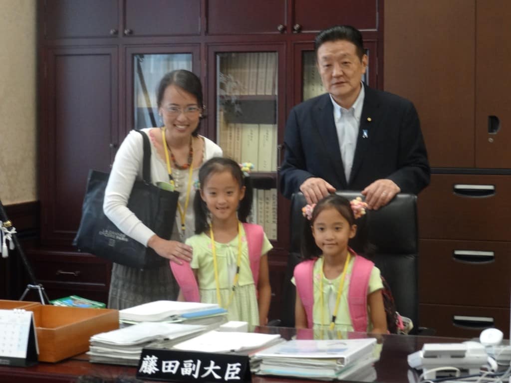 2012年 子ども霞が関デーで財務副大臣室で子供たちと