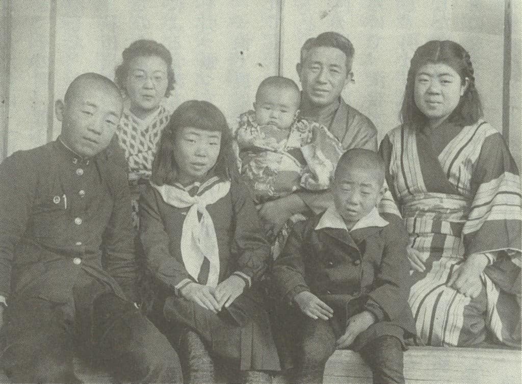 誕生直後、日立の社宅で（後列左から）母彰子、幸久、父浩蔵、姉誠子、（前列左から）兄豊久、姉典子、兄昭男