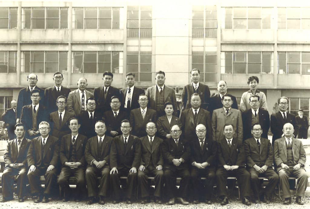 1956年 日立市役所完成（前列左から２人目が藤田浩蔵