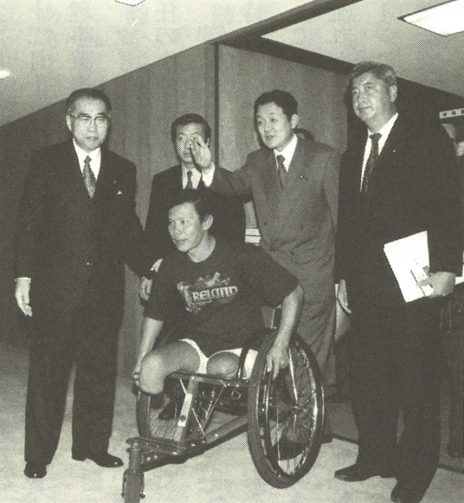 1997年 ノーベル平和賞受賞の「地雷禁止国際キャンペーン」のチャナリットさんと小渕恵三外相に申し入れ。私の右が中谷元防衛大臣、左が小坂憲次元文部科学大臣