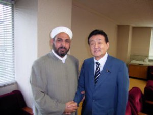 2004年7月 日本人人質解放の立役者、イラクのイスラム聖職者協会のアル・クベイシ師と（国会内で）