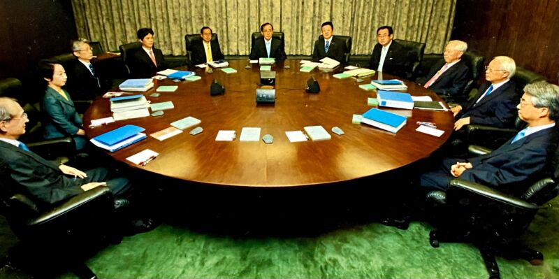 2011年 日本銀行政策決定会合に出席<br>（中央が白川方明総裁）